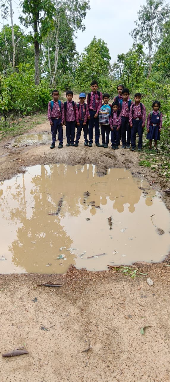 बदहाल सड़क पर बच्चों को चलना हुआ मुहाल