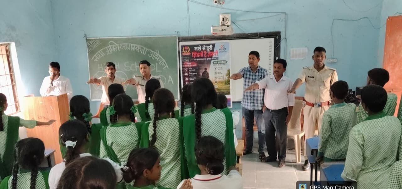 सौंदा डी हाई स्कूल में भुरकुंडा पुलिस ने चलाया नशा मुक्ति जागरूकता अभियान