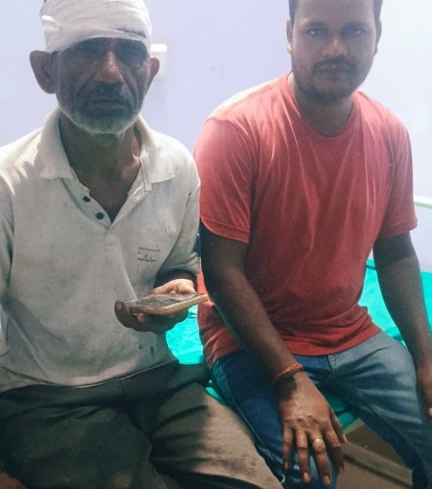 ओल्ड जीटी रोड पर पलटा हाईवा, चालक घायल
