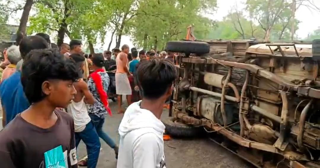 हंटरगंज में डीजे गाड़ी पलटने से शादी की खुशियां मातम में बदलीं, एक युवक की मौत, तीन घायल