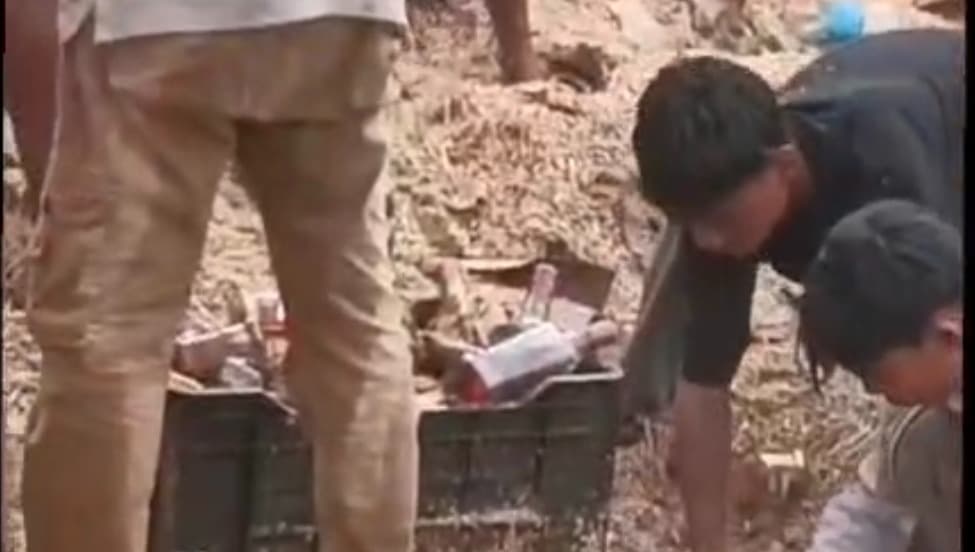 भूसे के नीचे छिपी थी शराब, घाटी में पलटा ट्रक तो खुला तस्करी का राज