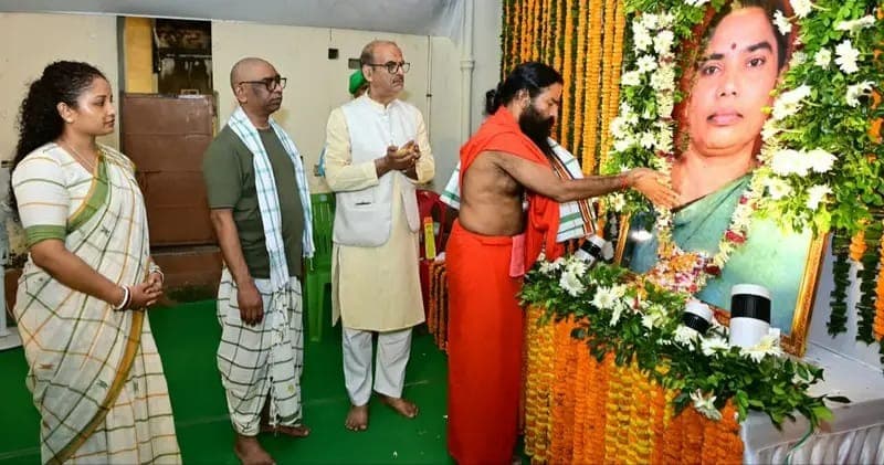 रूपी सोरेन के संस्कार भोज में पहुंचे बाबा रामदेव, हेमंत सोरेन से मिलकर जताई संवेदना