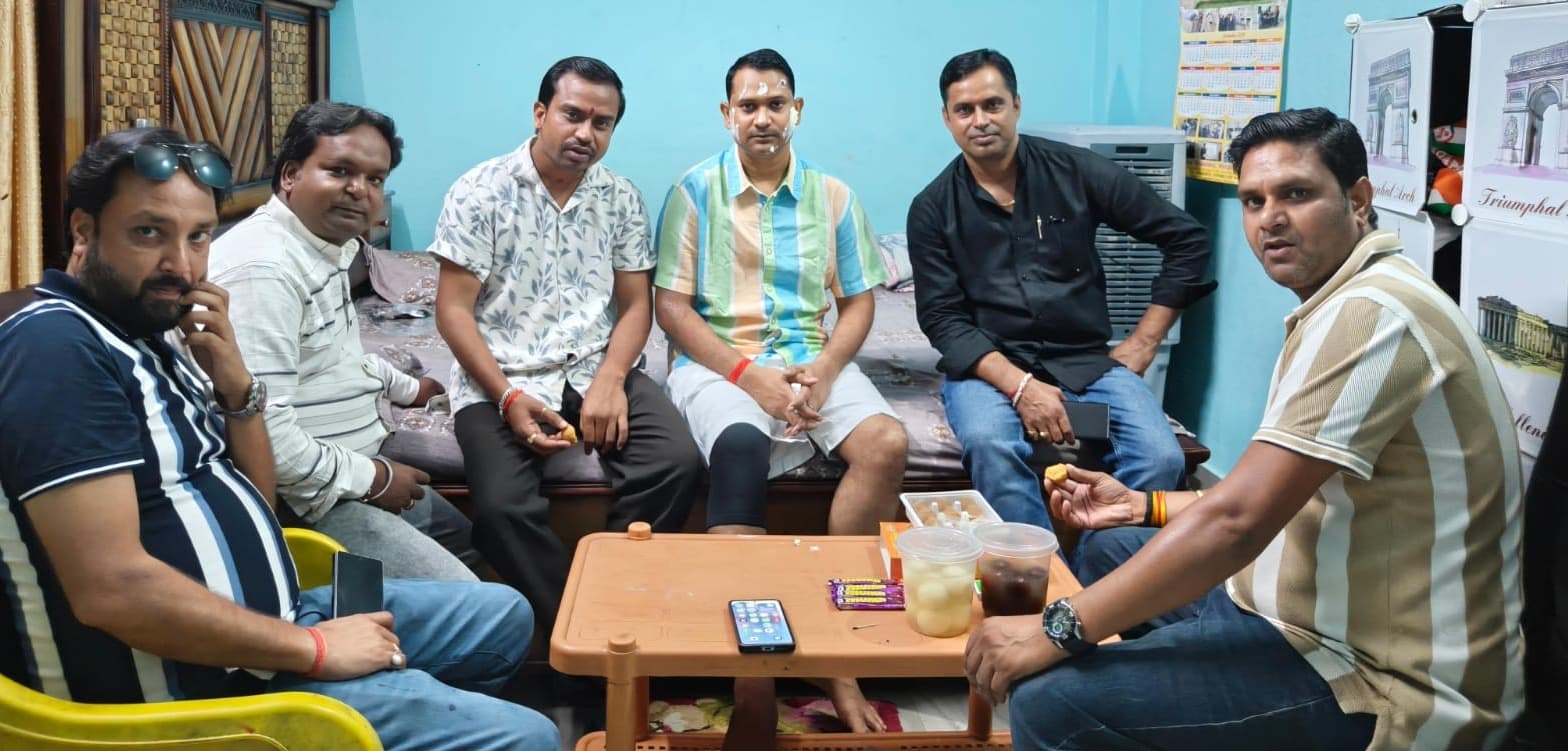 चोट के बावजूद सेवा का जज्बा, घर पहुंचकर लोगों ने दी सांसद मीडिया प्रतिनिधि रंजन चौधरी को जन्मदिन की बधाई 