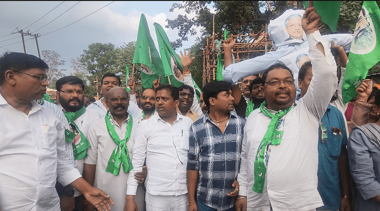 झामुमो ने किया ज्ञानेश कुमार का पुतला दहन, इस्तीफे की उठाई मांग