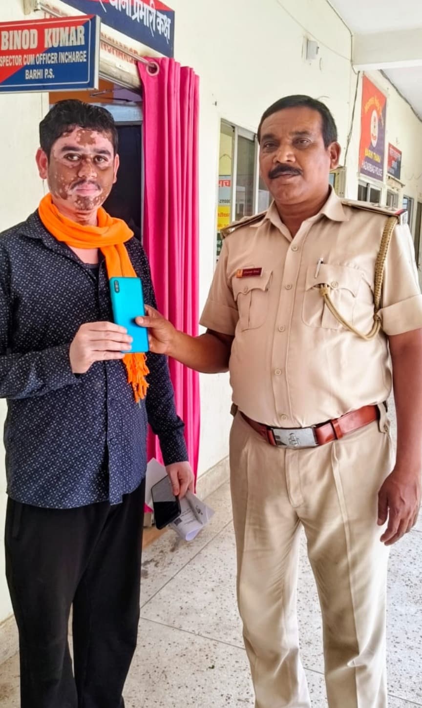 सीईआईआर पोर्टल की मदद से चोरी हुए मोबाइल बरामद, पुलिस ने मालिकों को 