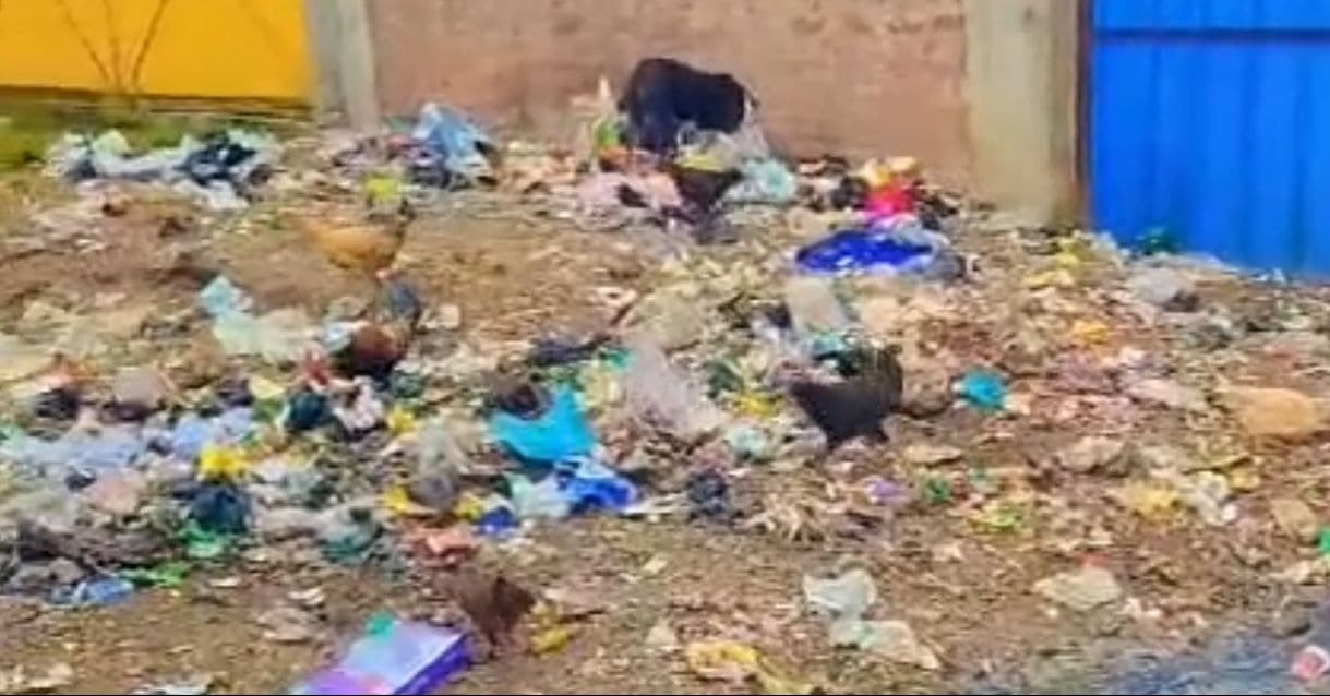 डामोडिह दुर्गा मंडप के सामने कचरे का अंबार, पूजा पंडाल निर्माण में बाधा