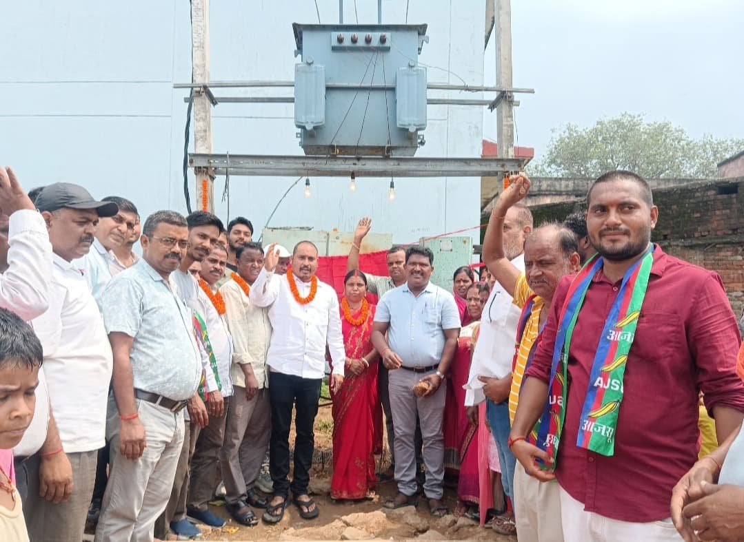 24 घंटे के अंदर बदला गया विद्युत ट्रांसफार्मर, आदिवासी स्कूल के 300 बच्चे समेत आदर्श नगर के 500 ग्रामीणों को मिली राहत 