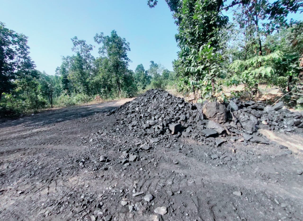महुआटांड़ क्षेत्र में सीआइएसएफ की बड़ी कार्रवाई, गोपो से 500 टन तक कोयला जब्त