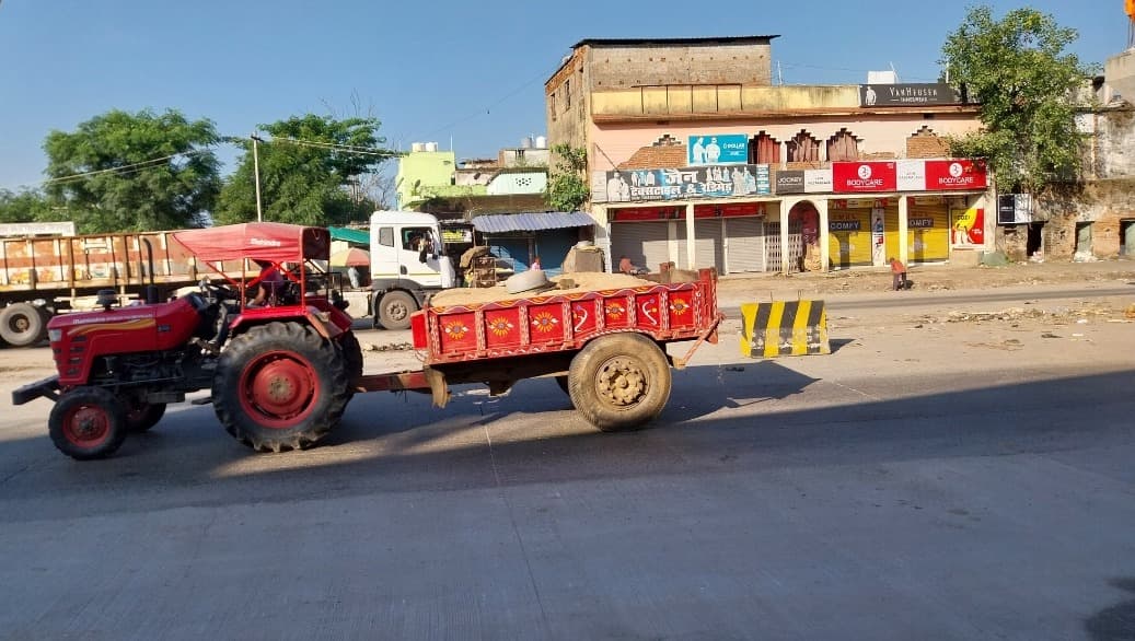 एनजीटी के आदेशों की खुलेआम अवहेलना, चौपारण में धड़ल्ले से हो रही अवैध बालू की ढुलाई