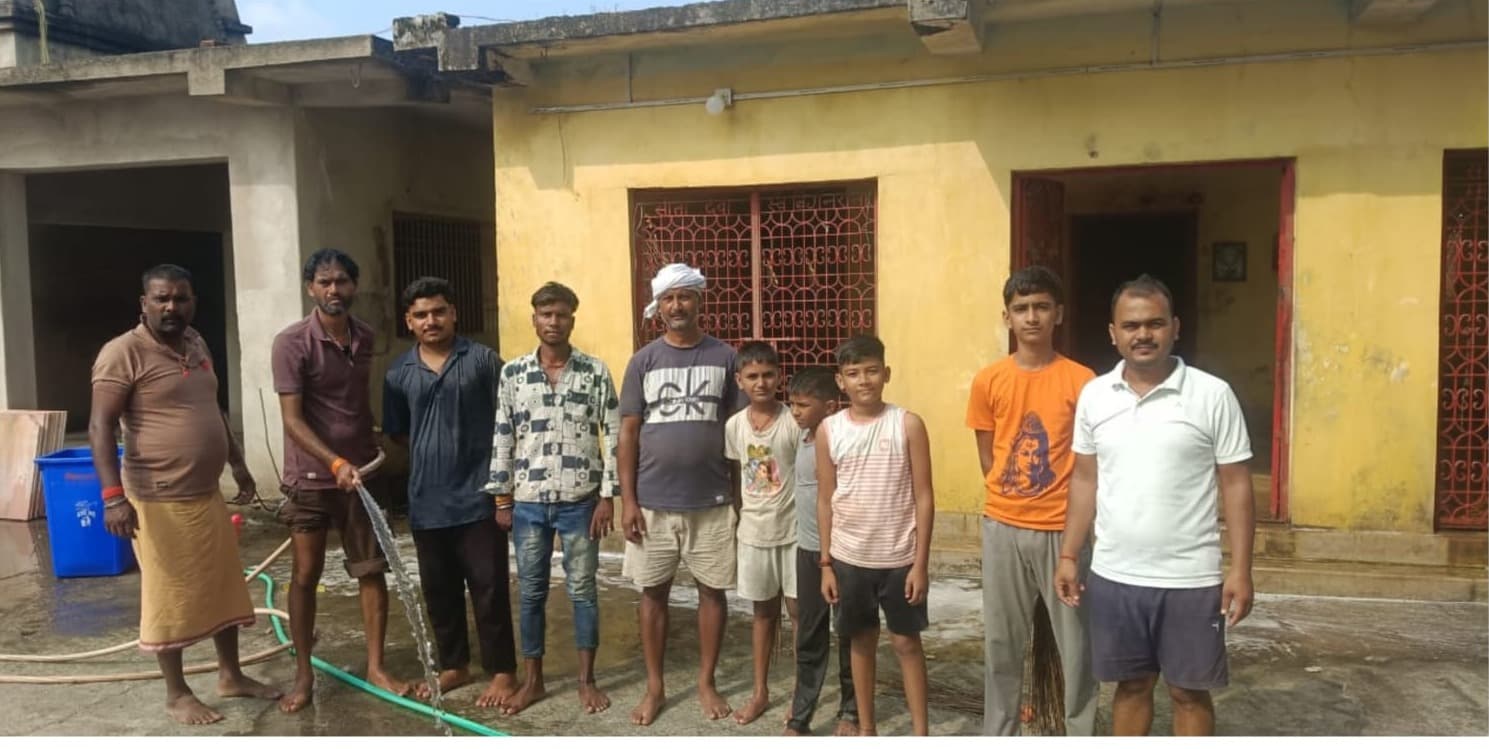 दुर्गापूजा को लेकर अंबाजीत मंडप में सफाई अभियान, तैयारियों में जुटे ग्रामीण