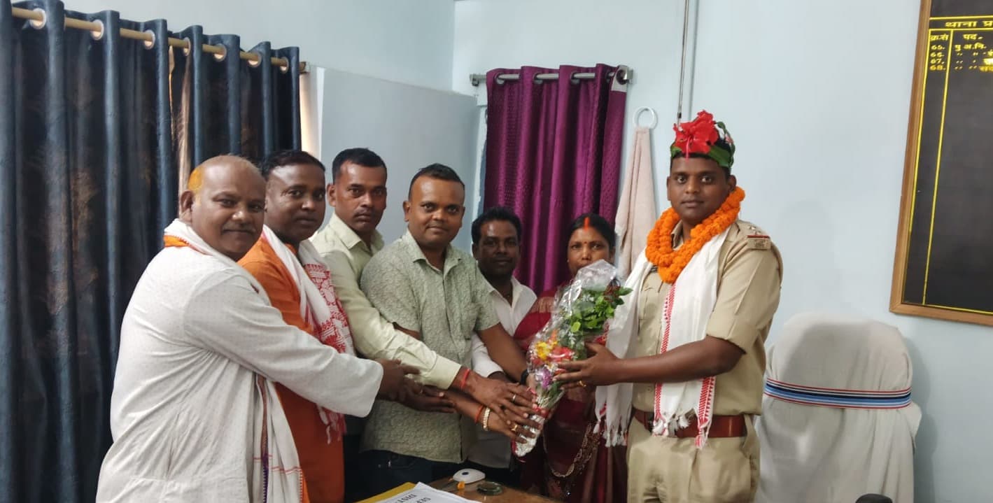 मांडू में शांतिपूर्ण ढंग से दुर्गापूजा संपन्न कराने पर थाना प्रभारी हुए सम्मानित  