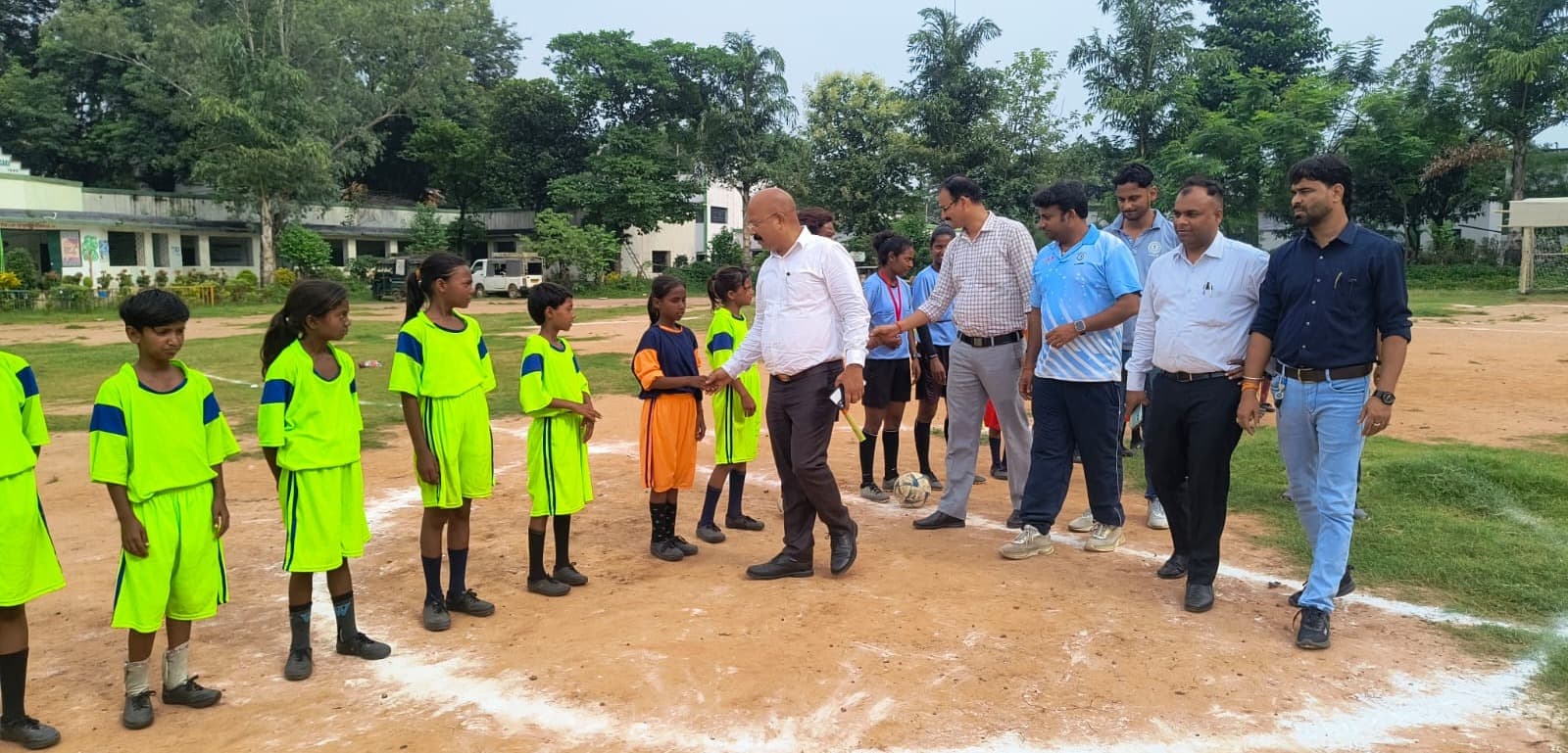 जिला स्तरीय लिटिल चैंप फुटबॉल प्रतियोगिता में गोला बना चैंपियन, दुलमी रही उपविजेता