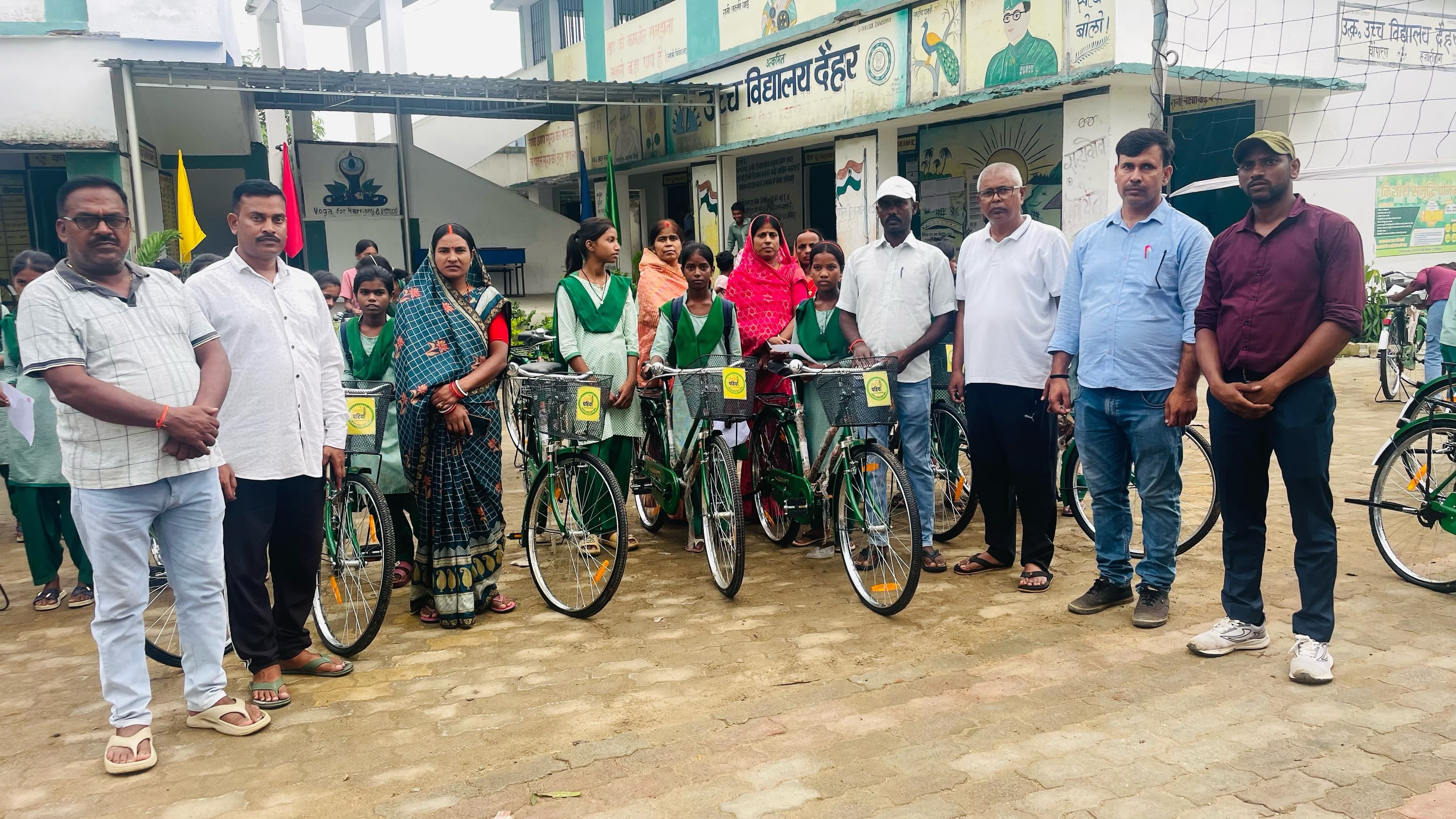 उत्क्रमित उच्च विद्यालय दैहर के 42 विद्यार्थियों को मिली साइकिल, खिल उठे बच्चों के चेहरे