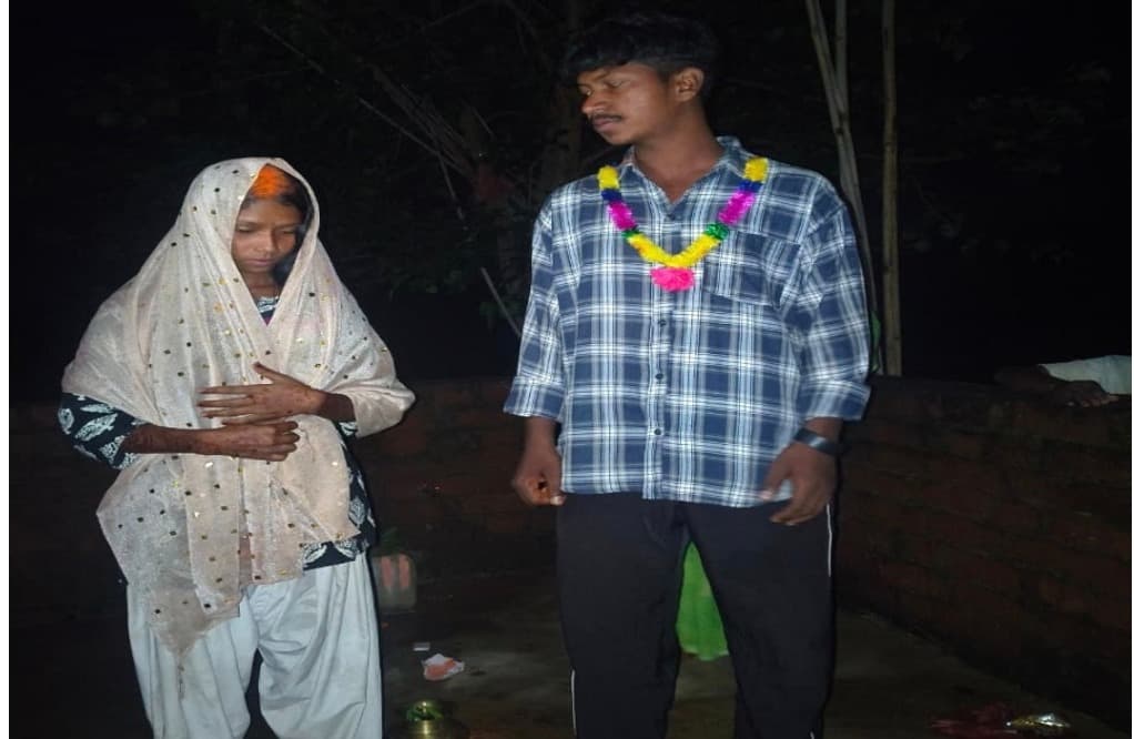 जामताड़ा में प्रेमिका से मिलने पहुंचे युवक की मंदिर में शादी
