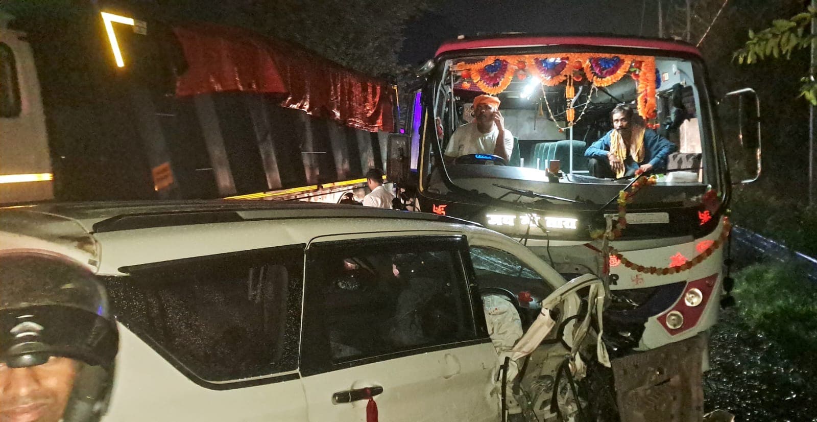 आर्टिगा व बस में हुई सीधी भिड़ंत, एक कि मौत, तीन घायल