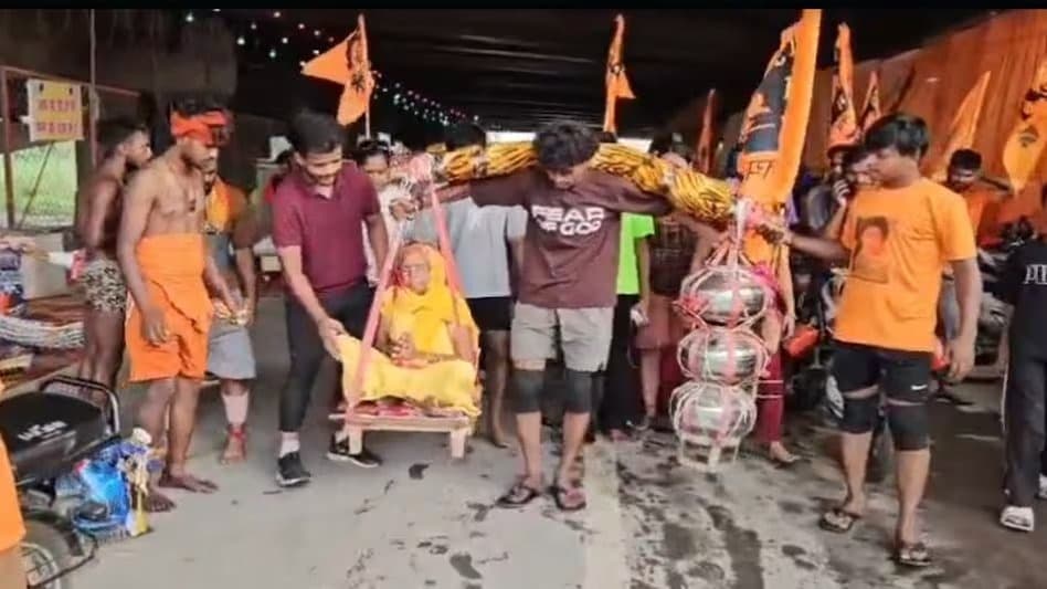 ‘एक कंधे पर कांवड़, दूजे पर नानी’, गाजियाबाद में 50 लीटर गंगाजल के साथ दो भाइयों की अनोखी भक्ति