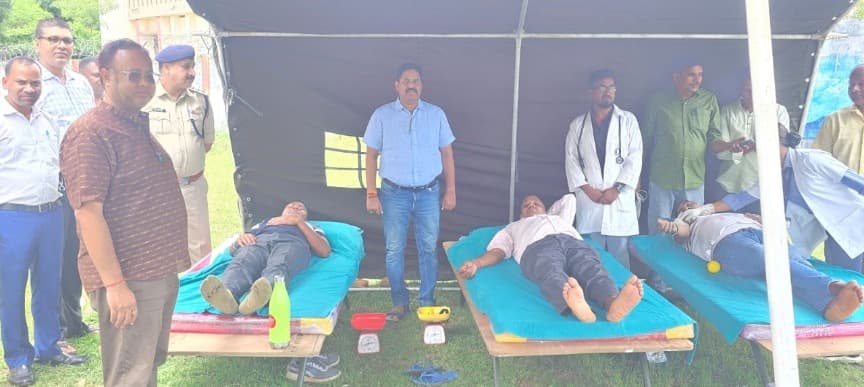 पदमा में जैप-07 के जवानों ने किया रक्तदान, 15 यूनिट रक्त संग्रहित