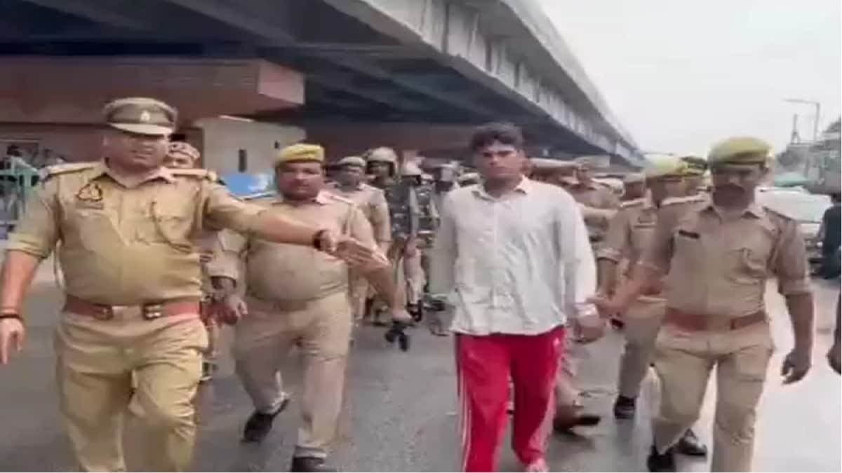 कानपुर में पुलिस पर फायरिंग करने वाले बदमाश की निकाली गई परेड, हाथ जोड़कर मांगता रहा माफी