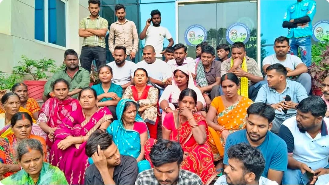 अतिक्रमण हटाओ अभियान पर बढ़ा विरोध, नगर निगम कार्यालय के बाहर प्रभावितों का प्रदर्शन