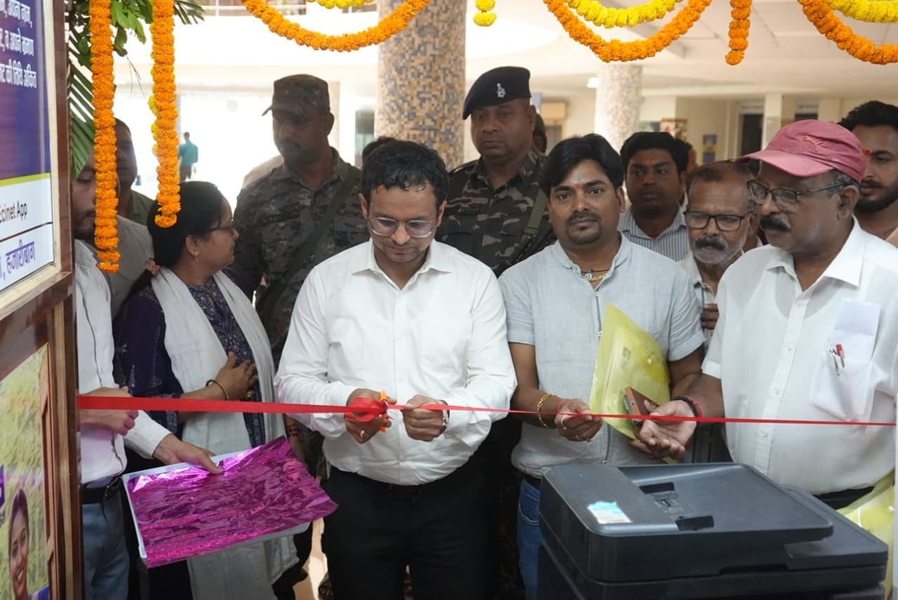 मतदाताओं की सुविधा हेतु समाहरणालय परिसर में हेल्प डेस्क का शुभारंभ