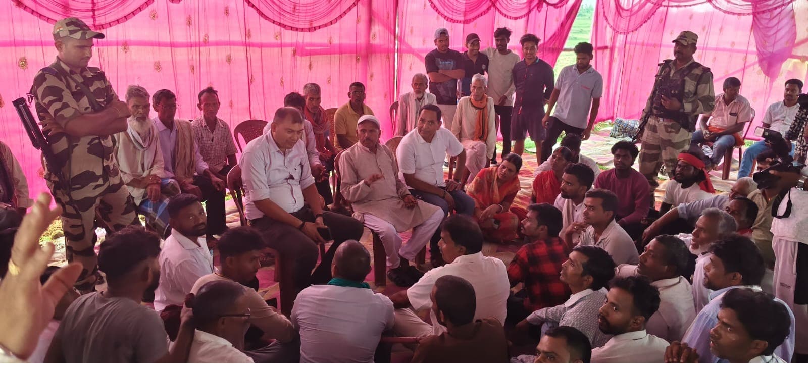 केरेडारी: 2.2 कोयला ट्रांसपोर्टिंग सड़क पर पेटो पंचायत का अनिश्चितकालीन धरना शुरू  
