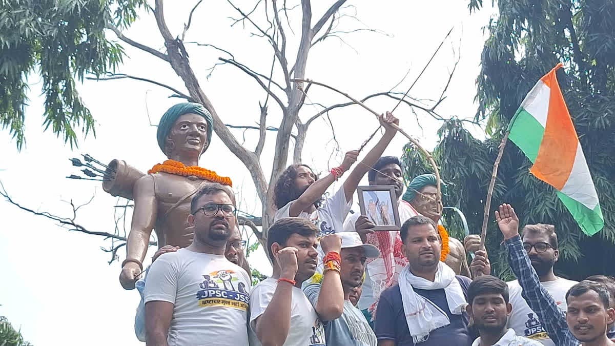 व्यवस्था सुधार यात्रा के तहत पाकुड़ पहुंचे छात्र नेता देवेंद्र नाथ महतो, आंदोलन की रणनीति पर चर्चा