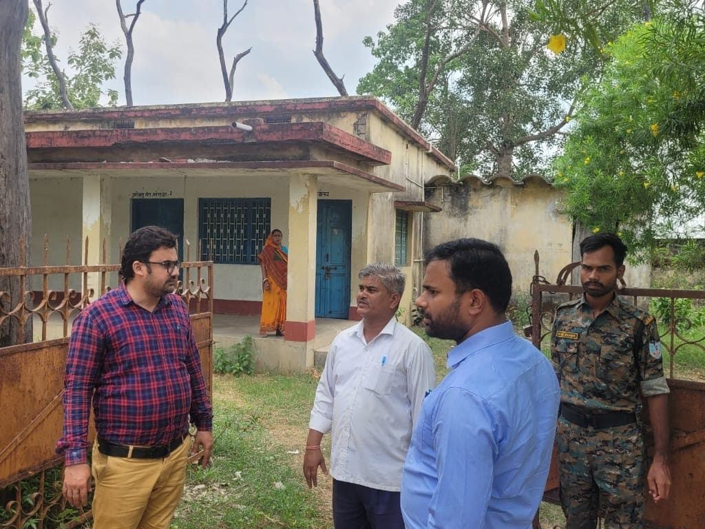 पांडेयबारा मे हैंडलूम कार्य हेतु बीडीओ ने किया स्थल निरीक्षण