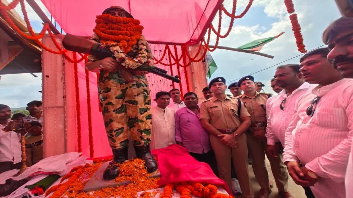 शहीद संतन मेहता की प्रतिमा का अनावरण, एसपी कपिल चौधरी ने दी श्रद्धांजलि