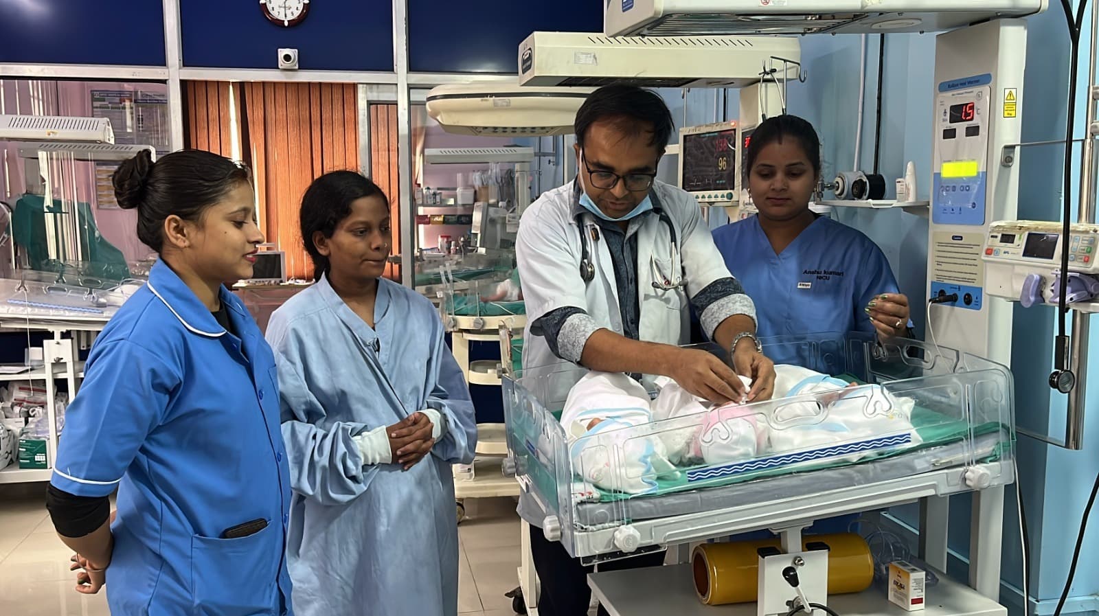 25 दिनों की जंग जीतकर मां की गोद में लौटे तीन प्री-मैच्योर बच्चे