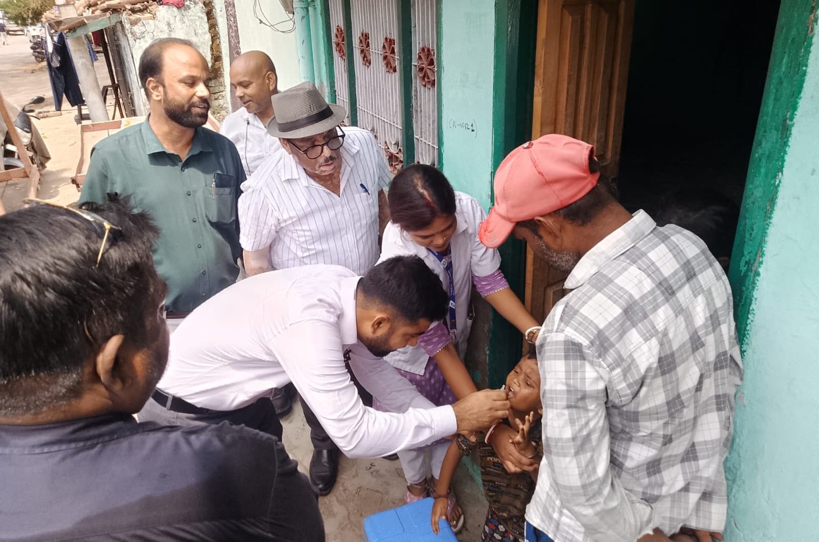 उपायुक्त ने घर-घर जाकर बच्चों को पिलाई पोलियो रोधी दवा, अभिभावकों से अभियान में सक्रिय भागीदारी की अपील