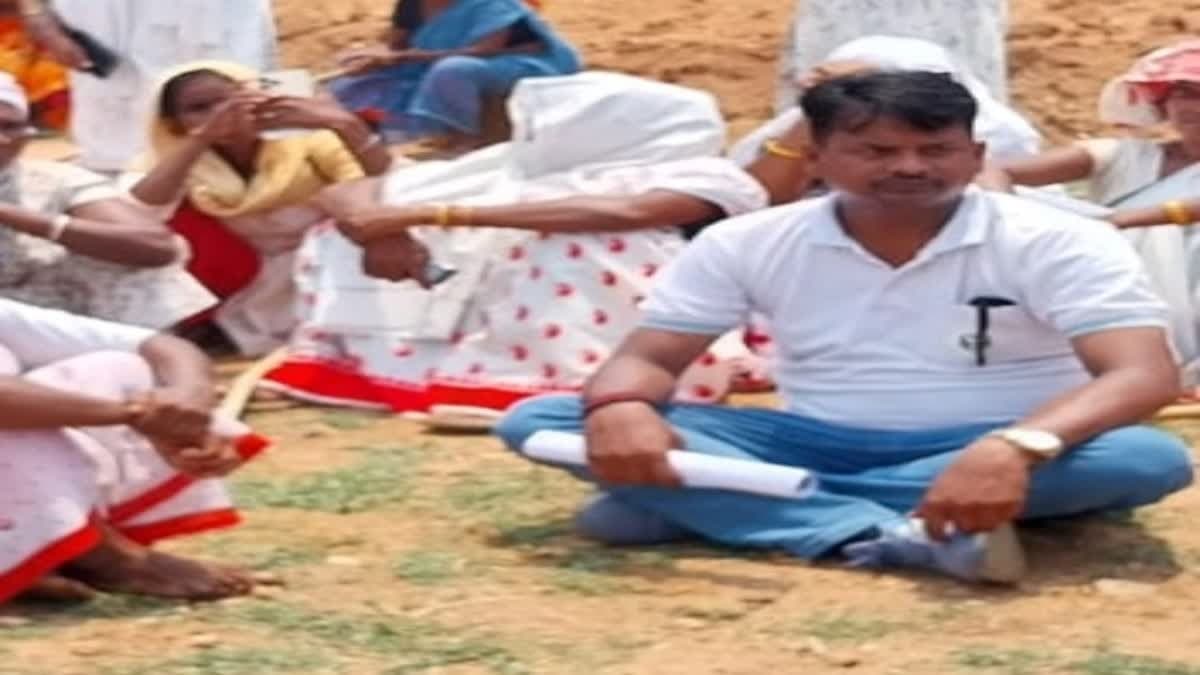 वनरक्षी को ग्रामीणों ने बनाया बंधक, मुआवजे की मांग पर घंटों हंगामा