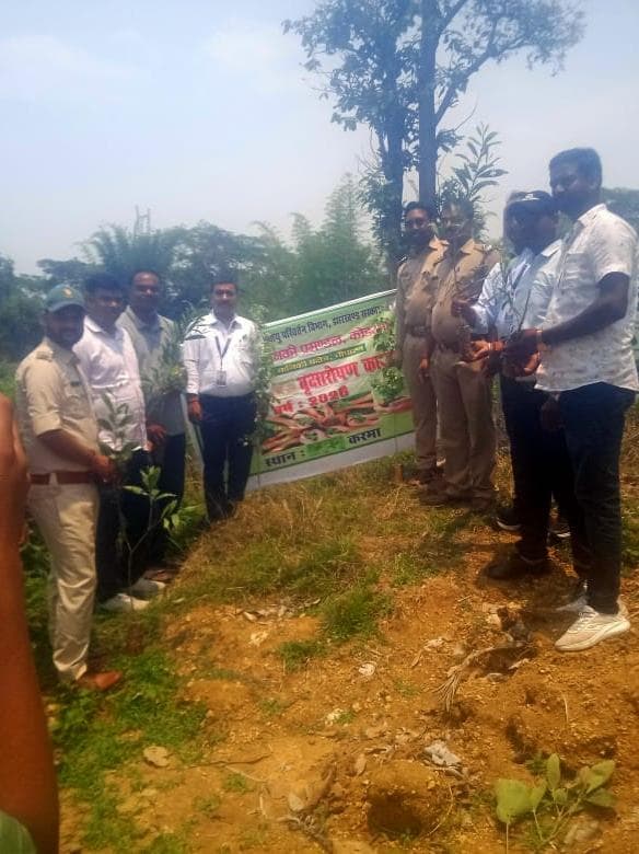 चौपारण मे विश्व पर्यावरण दिवस पर पौधरोपण कर ग्रामीणों को किया गया जागरूक