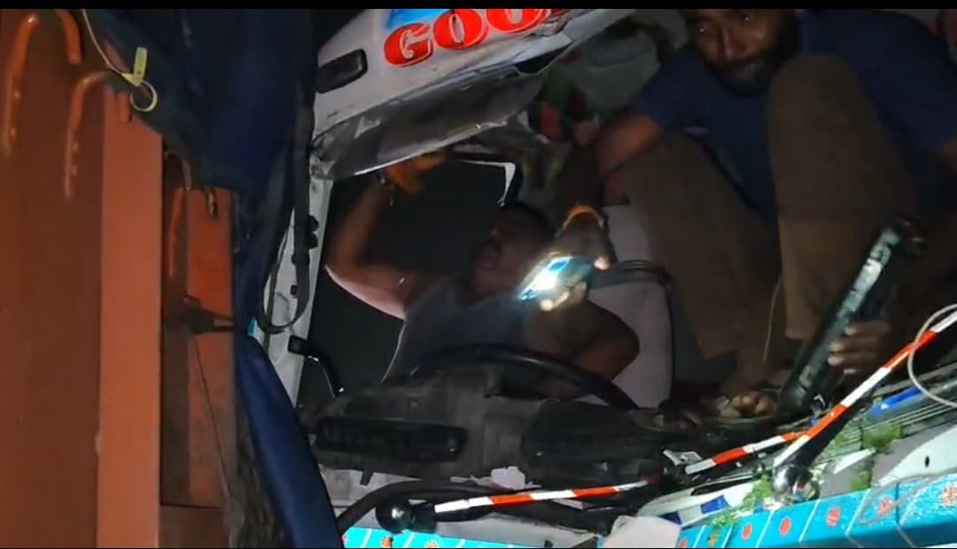 सड़क किनारे खड़े ट्रक में हाइवा ने पीछे से मारी जोरदार टक्कर, केबिन में फंसा हाइवा का चालक