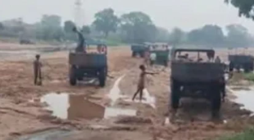 बालू माफियाओं का आतंक बरकरार एनजीटी के नियमों को दरकिनार कर , बलबल-द्वारी नदी में धड़ल्ले से अवैध बालू खनन जारी 