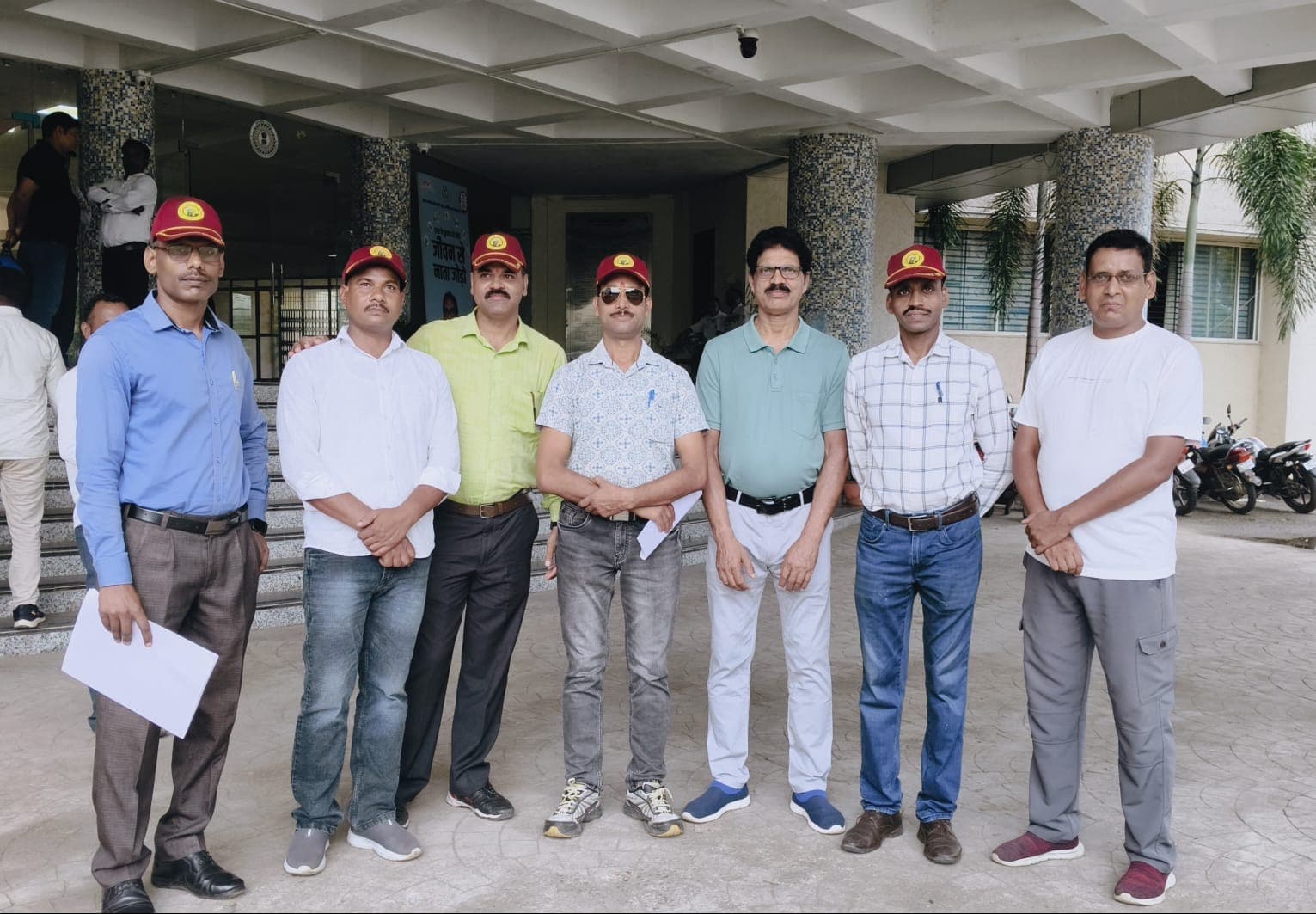 कोयला वाहनों के अनियंत्रित परिचालन पर रोक की मांग, पूर्व सैनिक वेलफेयर ट्रस्ट एसोसिएशन ने डीसी-एसपी को सौंपा ज्ञापन