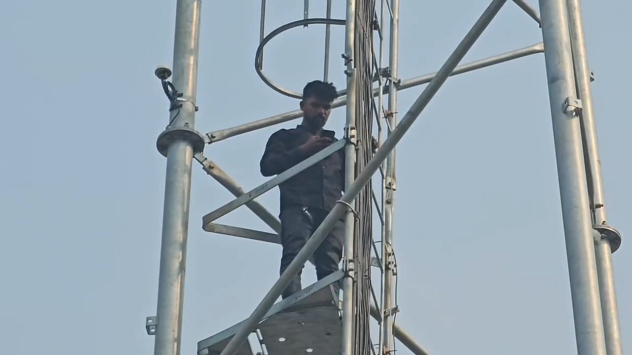 जमीन म्यूटेशन में देरी से परेशान युवक 90 फीट ऊंचे टावर पर चढ़ा, 11 घंटे चला हाई वोल्टेज ड्रामा