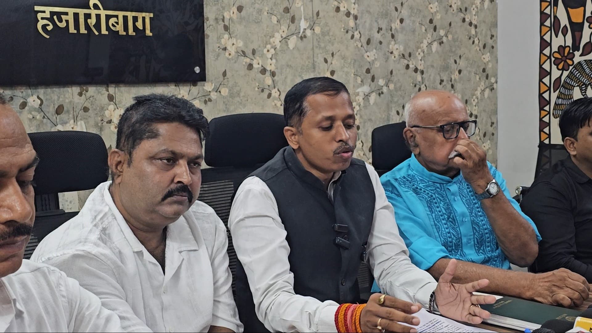 हजारीबाग झील सौंदर्यीकरण के नाम पर 13 करोड़ 97 लाख रुपये के बंदरबांट का आरोप, सरकारी जमीन और जलस्रोतों के अतिक्रमण पर कांग्रेस ने प्रशासन से कार्रवाई 