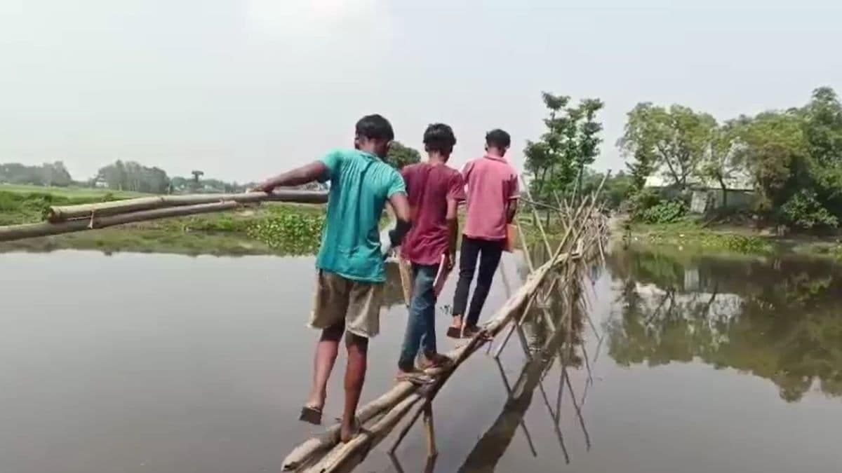 बिहार में विकास के दावों पर सवाल, बांस के सहारे नदी पार करने को मजबूर ग्रामीण