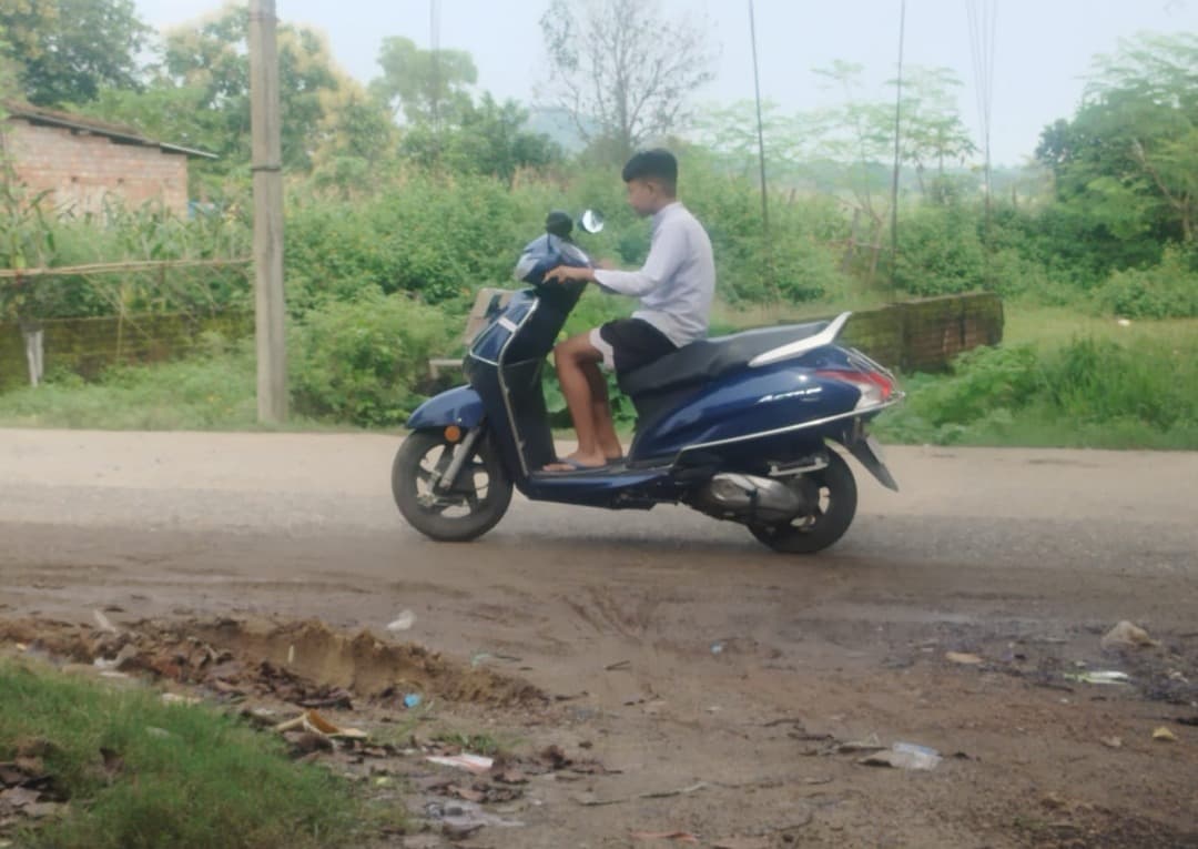 बरही में नाबालिगों के हाथ में बाइक का स्टीयरिंग, सड़कों पर मौत बनकर दौड़ रहे स्कूली बच्चे, परिजन बेपरवाह और प्रशासन मौन