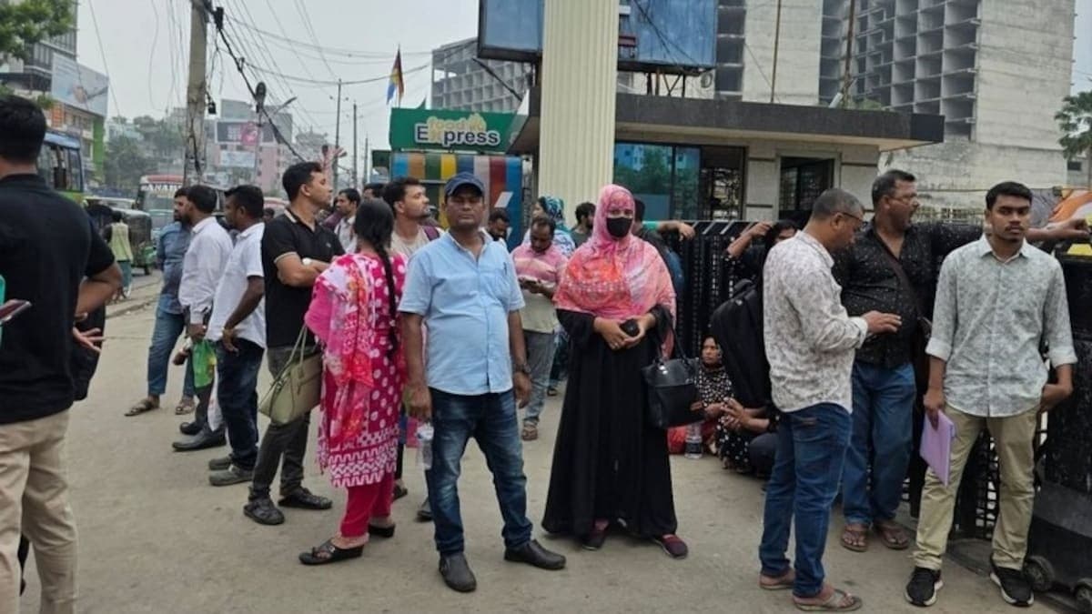 दो साल बाद बांग्लादेशी नागरिकों के लिए भारत ने फिर शुरू की टूरिस्ट वीजा सेवा, IVAC केंद्रों पर उमड़ी भीड़