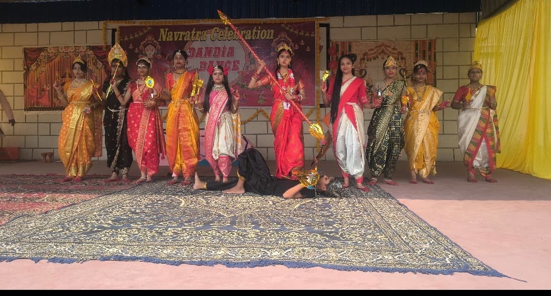 नृत्य में दिखे मां दुर्गा के नौ स्वरूप, भक्तिमय हुआ स्कूल परिसर