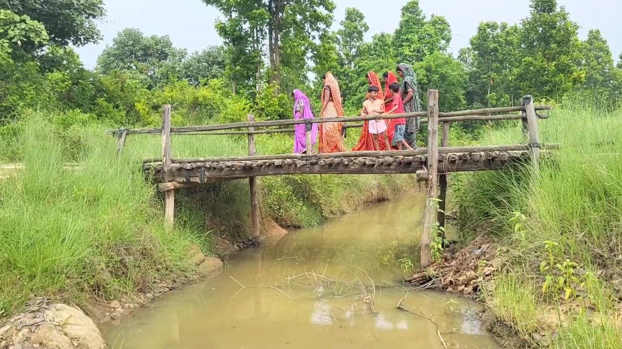 आजादी के 78 साल बाद भी विकास से वंचित हजारीबाग का आरा गांव