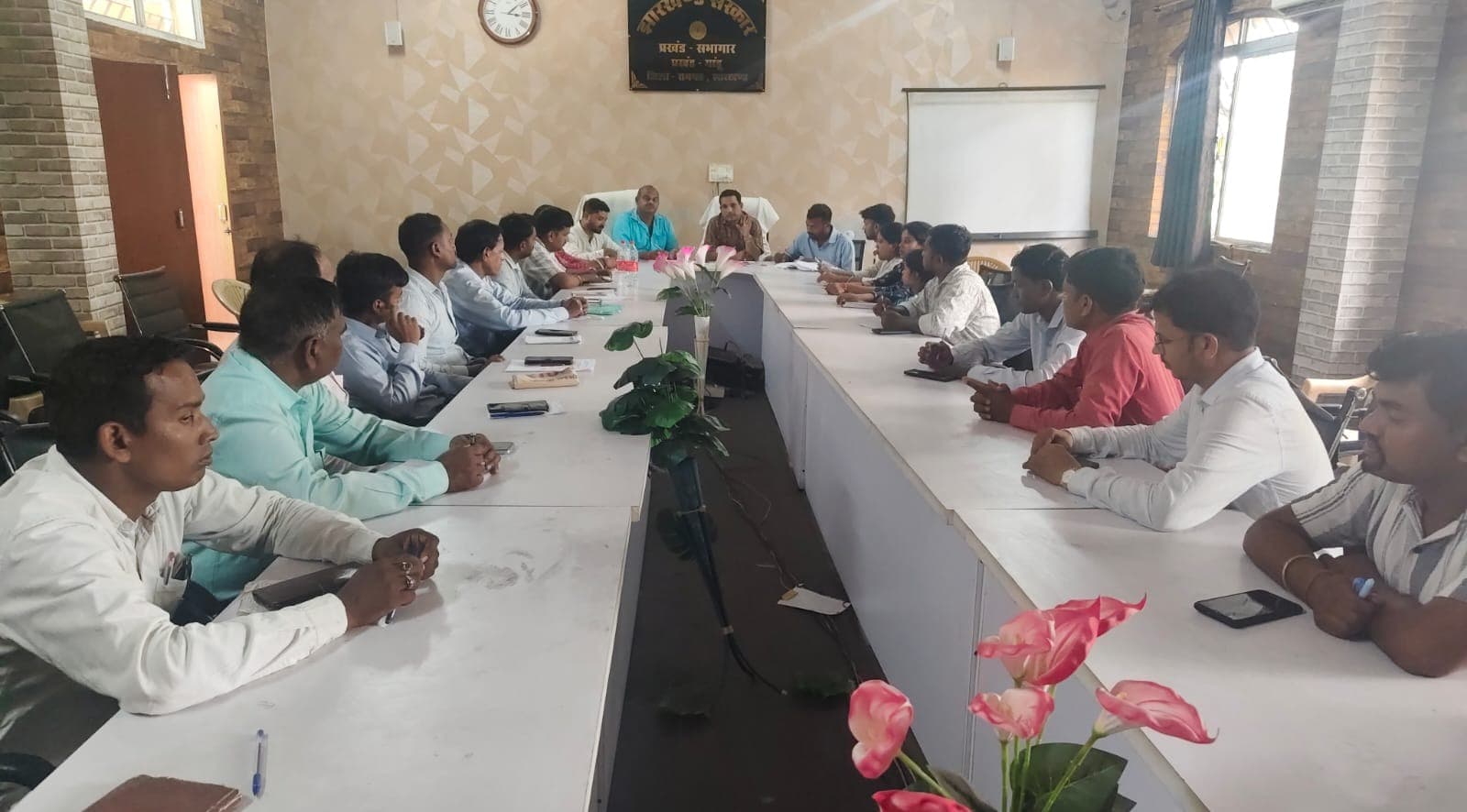 प्रधानमंत्री एवं अबुवा आवास योजनाओं की समीक्षा, शीघ्र पूर्ण करने का निर्देश