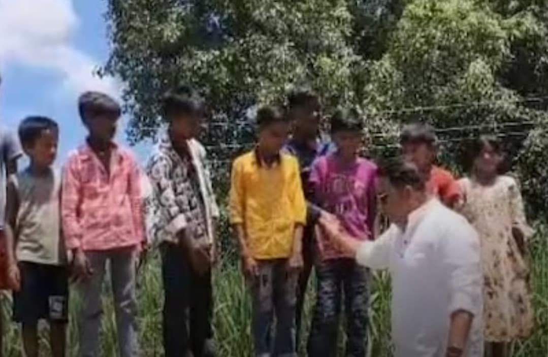 बगहा में बच्चों की अनोखी पहल: तेज बहाव से टूटा नदी का रास्ता, खुद जुटे मरम्मत में