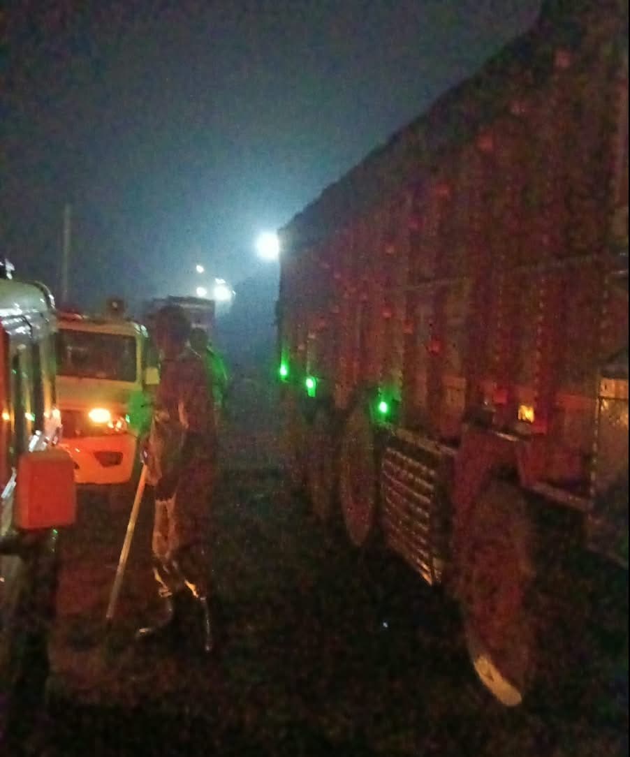 चरही रेलवे साइडिंग के पास CISF की कार्रवाई, तीन ट्रक जब्त