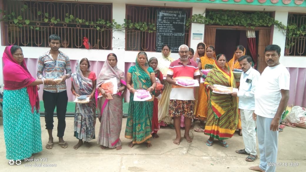 सोना सोबरन योजना के तहत लाभुकों के बीच बांटी गई धोती, साड़ी और लुंगी