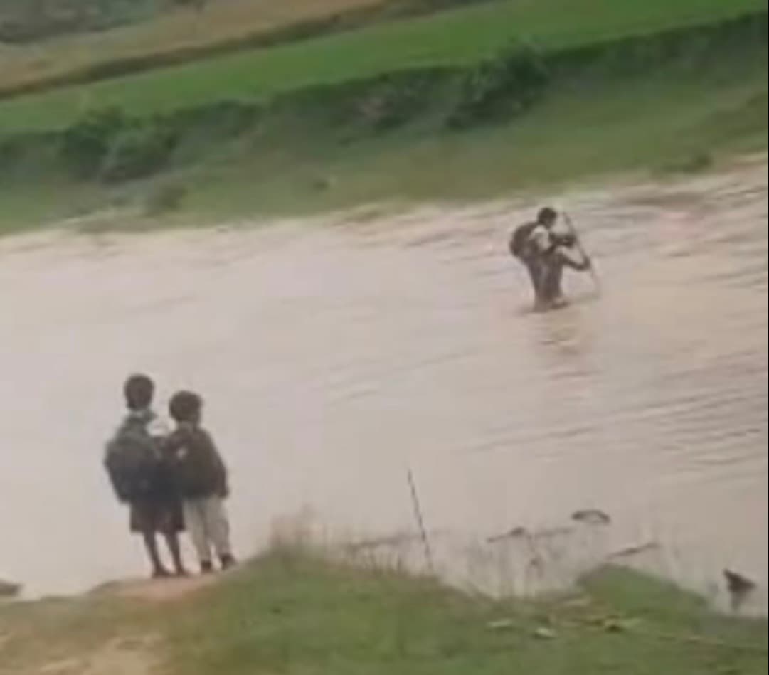 विकास के दावों के बीच खोंगिया नदी में 'डूबता' बचपन