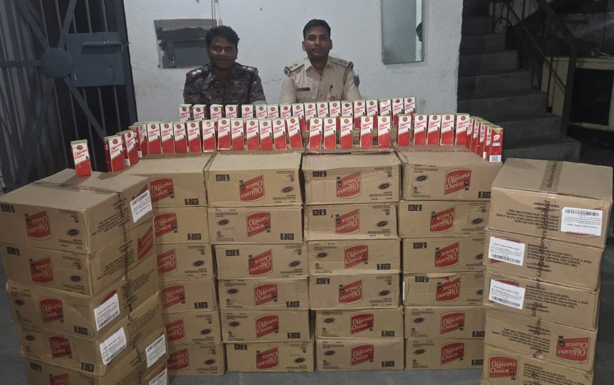 चौपारण बना अवैध शराब तस्करी का हब, एक सप्ताह में 77 पेटी शराब जब्त