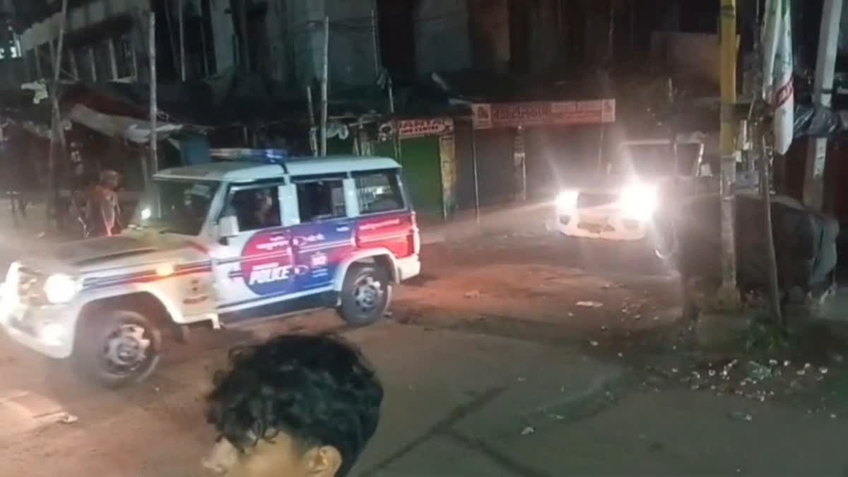 धनबाद में बेकाबू ट्रक ने बाइक सवार और गाय को रौंदा