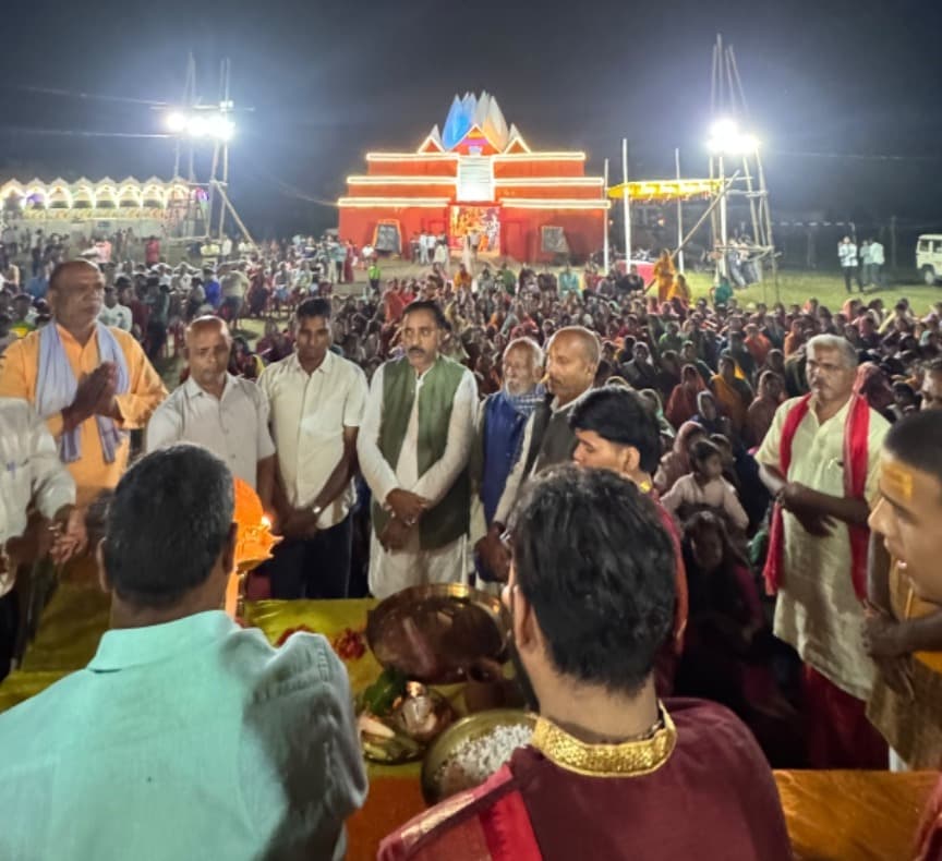 वाराणसी के पंडितों ने बिजैया में कराया भव्य महा आरती ,दीप प्रज्ज्वलन कर किया शुभारंभ 